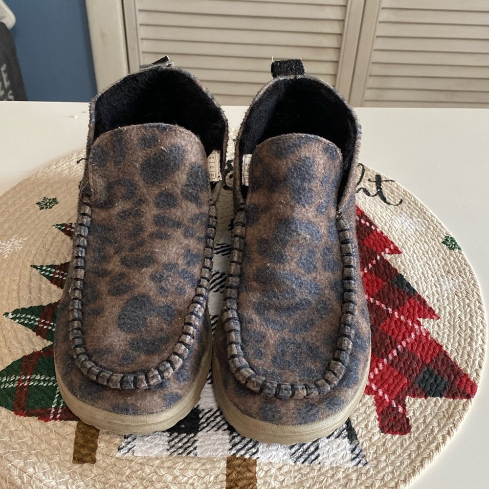 Hey Dude Leopard print women’s size 5